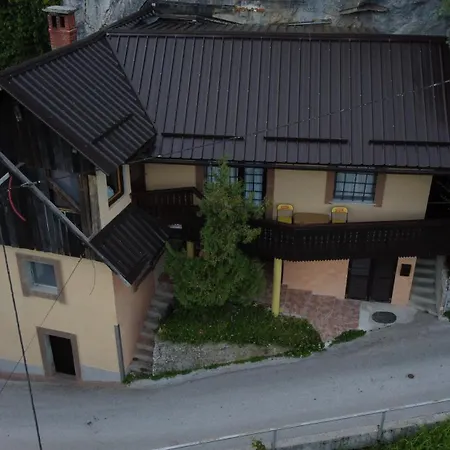 Mountain Rock アパート ブレッド